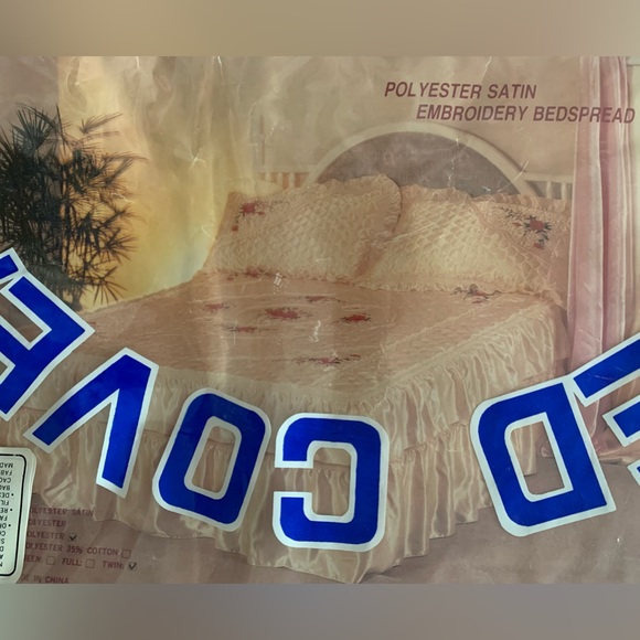 New Red Roses White Satin Embroidered Quilted Bedspread Full Double - Picture 4 of 16